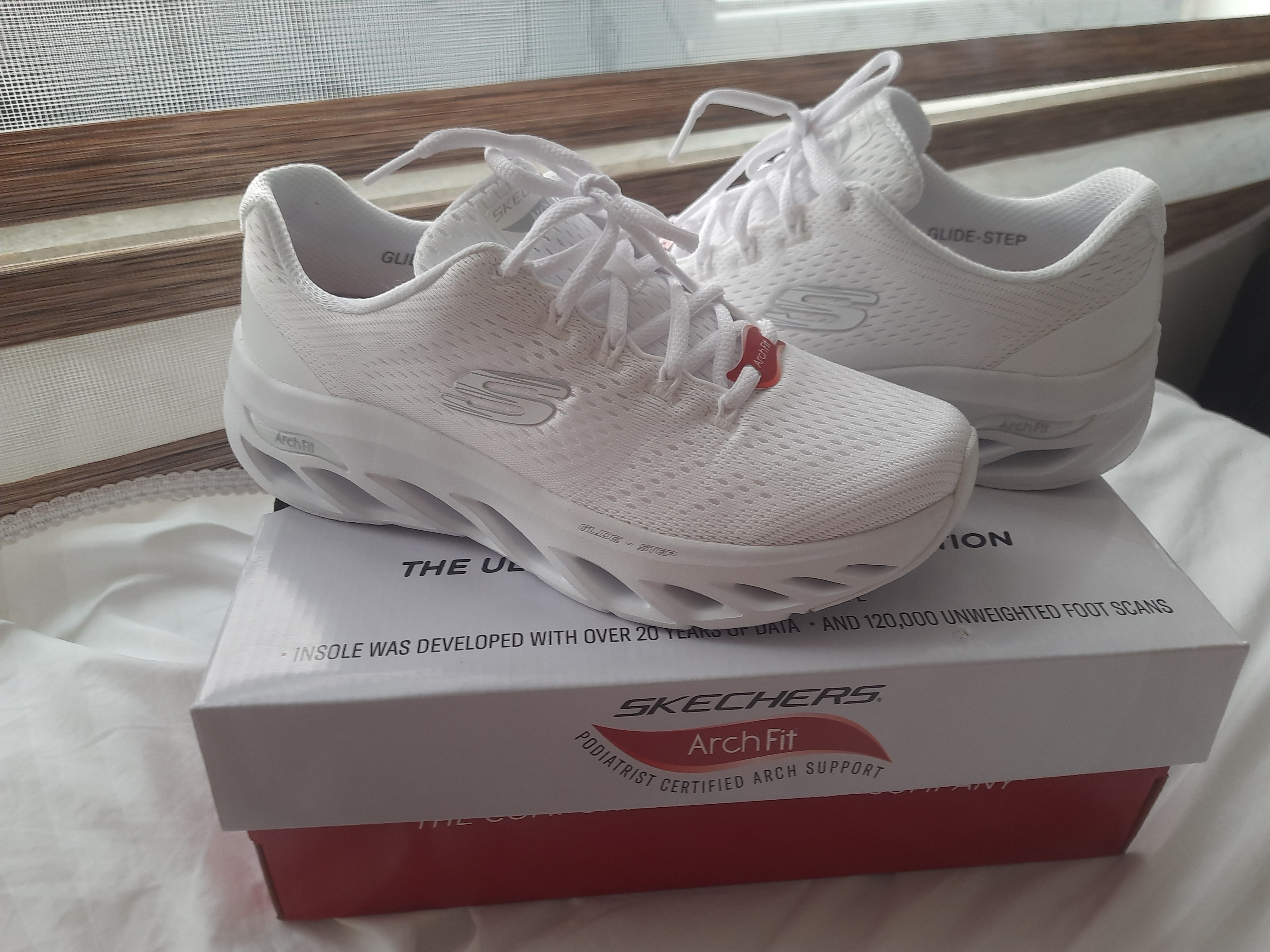 کتانی تمرین و دویدن زنانه اسکیچرز Skechers اورجینال 149873 WHT photo review